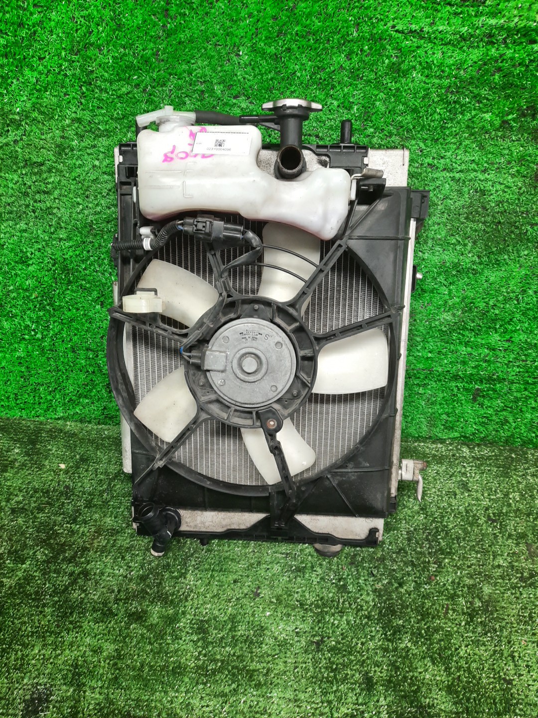 Радиатор основной DAIHATSU WAKE LA700S KF 4096 1 ракурс Радиатор основной DAIHATSU WAKE LA700S KF 4096 1 ракурс