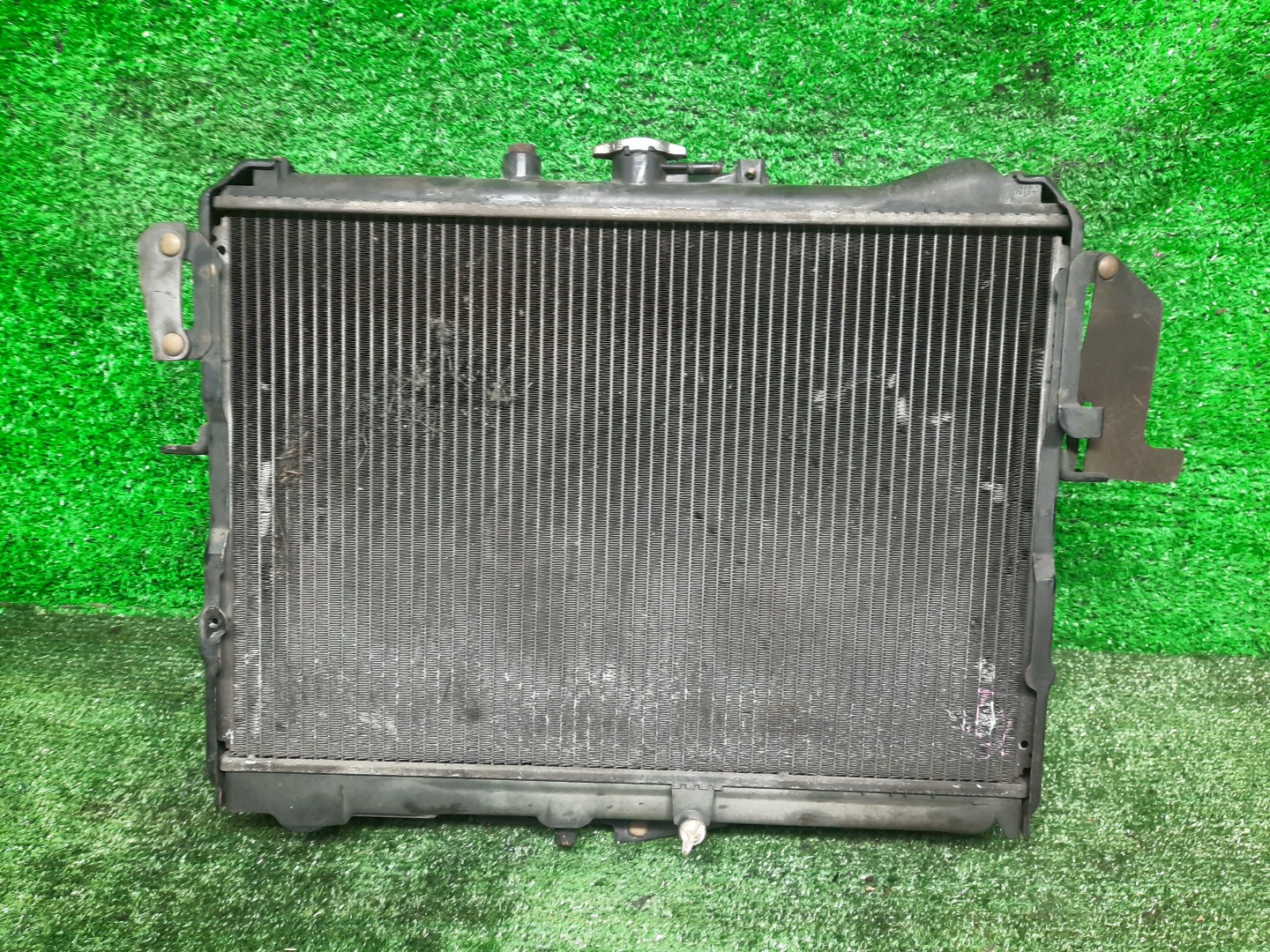 Радиатор основной MAZDA BONGO SE28T R2 4114 3 ракурс