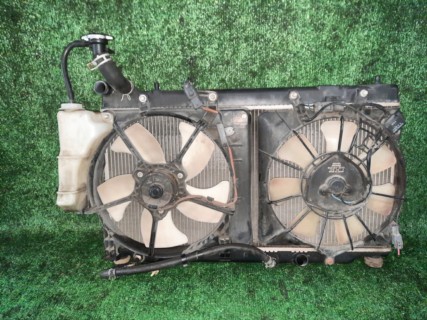 Радиатор основной HONDA FIT, JAZZ GD2, GD3, GD4, GD1 L13A 4262 1 ракурс Радиатор основной HONDA FIT, JAZZ GD2, GD3, GD4, GD1 L13A 4262 1 ракурс