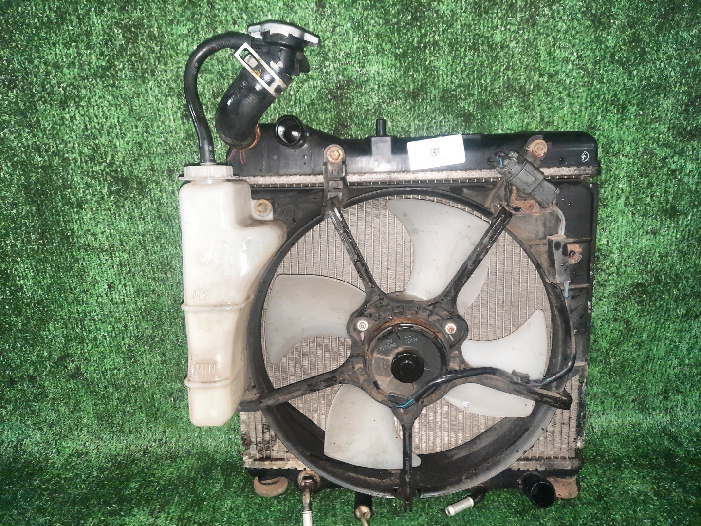 Радиатор основной HONDA FIT, JAZZ GD2, GD3, GD4, GD1 L15A 4278 1 ракурс Радиатор основной HONDA FIT, JAZZ GD2, GD3, GD4, GD1 L15A 4278 1 ракурс