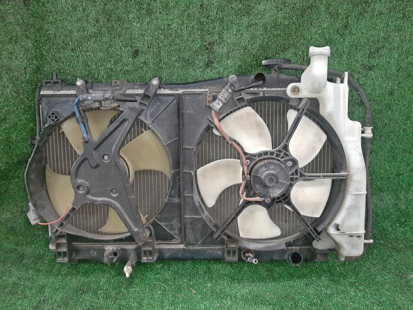 Радиатор основной HONDA CIVIC EU3, EU1, EU4, EU2 D17A, D15B 4306 1 ракурс Радиатор основной HONDA CIVIC EU3, EU1, EU4, EU2 D17A, D15B 4306 1 ракурс