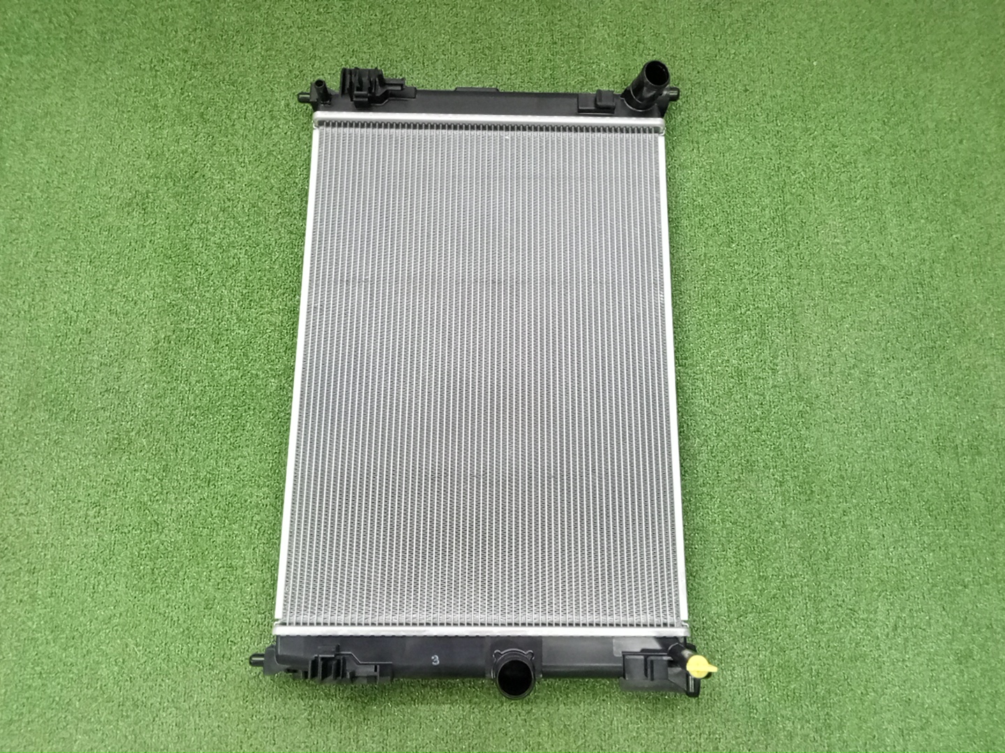 Радиатор основной TOYOTA YARIS KSP210 1KR-FE 16400-40230 1 ракурс