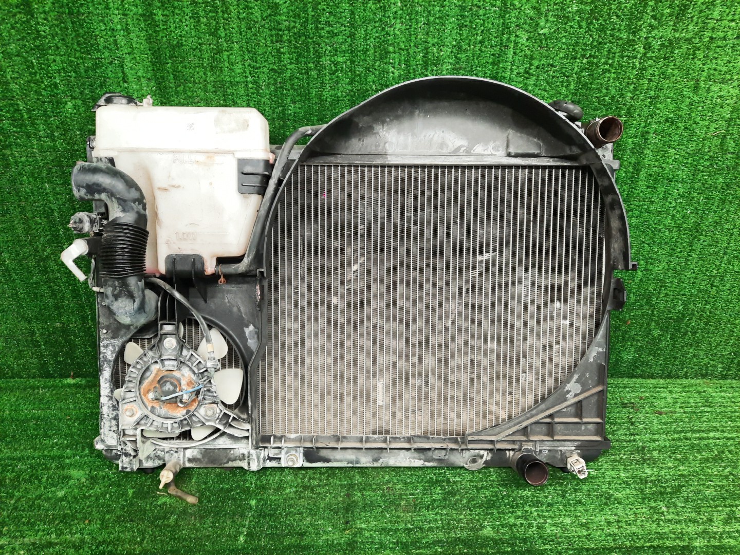 Радиатор основной TOYOTA PROGRES JCG10, JCG11, JCG15 1JZ-GE 4394 1 ракурс Радиатор основной TOYOTA PROGRES JCG10, JCG11, JCG15 1JZ-GE 4394 1 ракурс