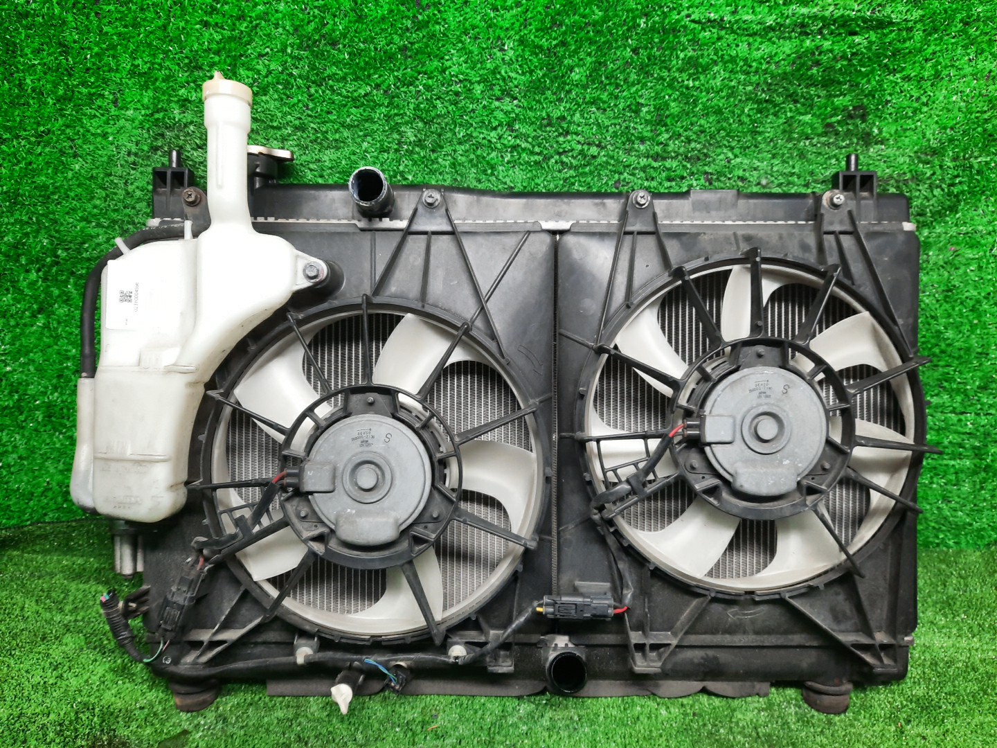 Радиатор основной HONDA FIT, SHUTTLE GP6, GP5, GP7, GP8 LEB 4596 1 ракурс