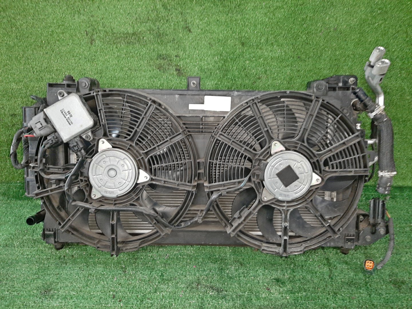 Радиатор основной NISSAN LEAF ZE1 EM57 4668 1 ракурс Радиатор основной NISSAN LEAF ZE1 EM57 4668 1 ракурс