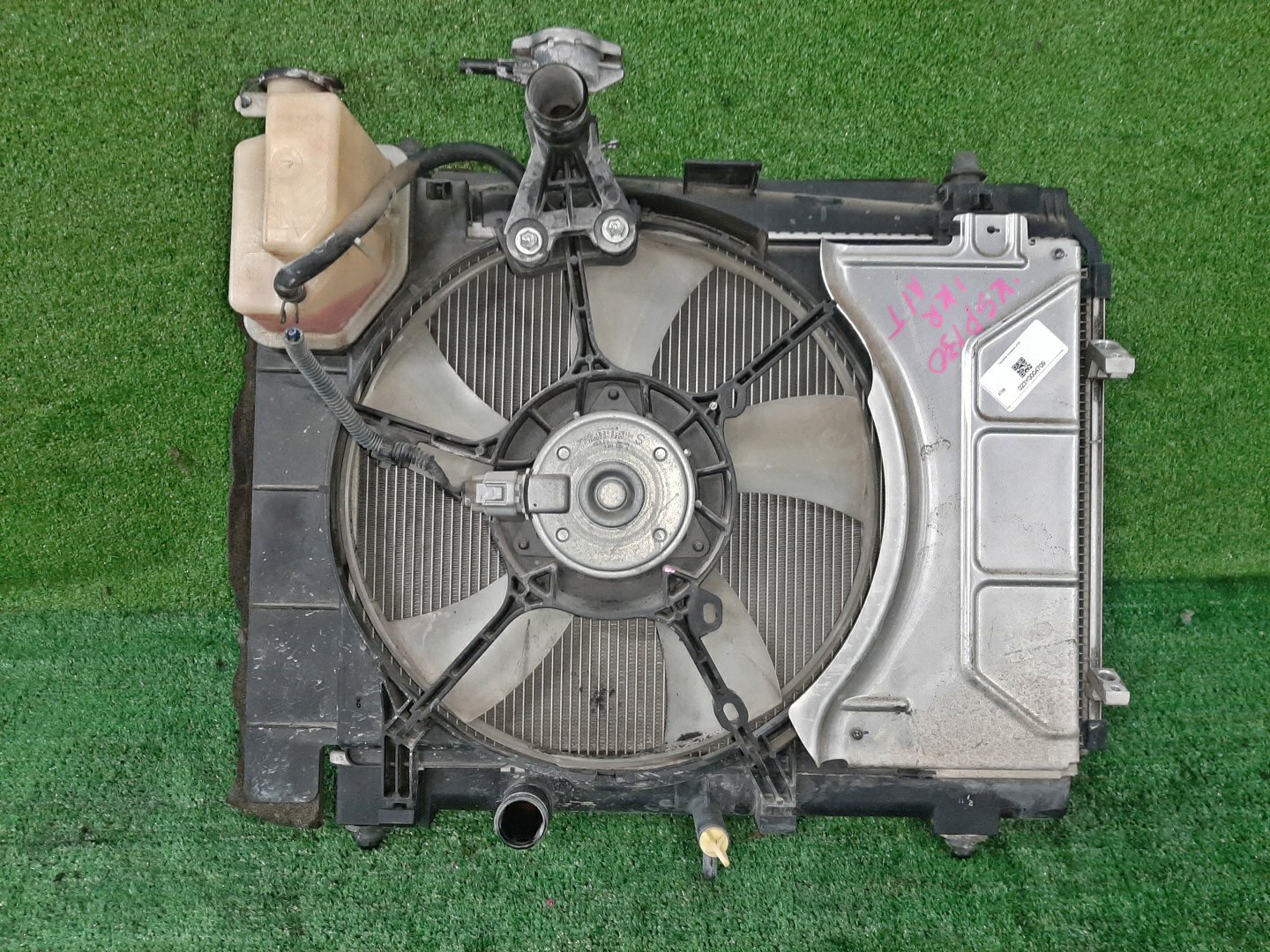 Радиатор основной TOYOTA VITZ KSP130 1KR-FE 4709 1 ракурс