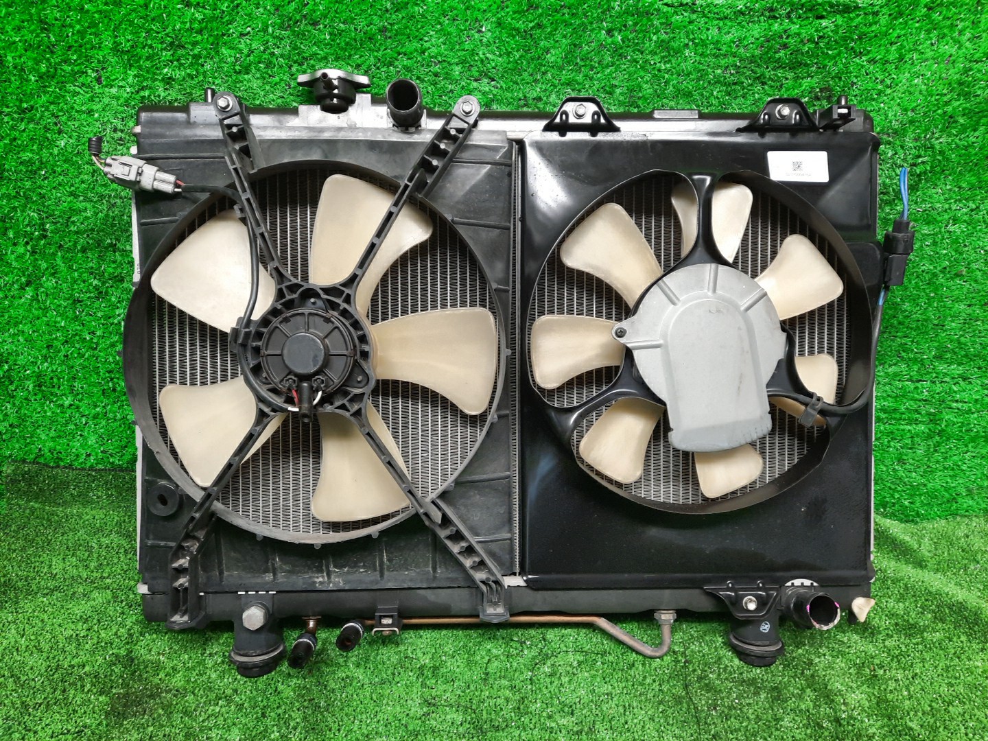 Радиатор основной TOYOTA NADIA ACN10, SXN10, SXN15 1AZ-FSE, 3S-FE 4764 1 ракурс