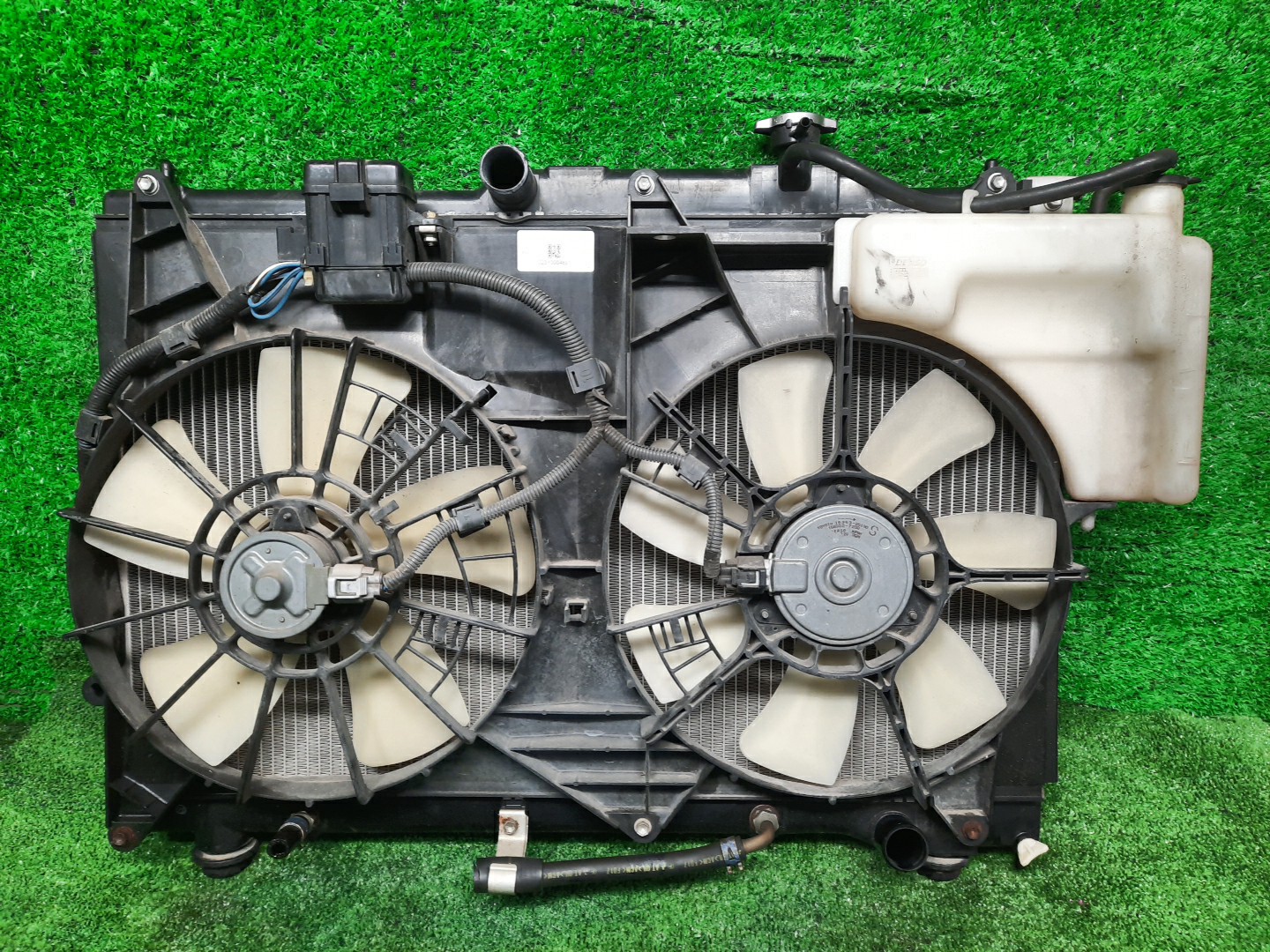 Радиатор основной TOYOTA ESTIMA ACR30W 2AZ-FE 4821 1 ракурс