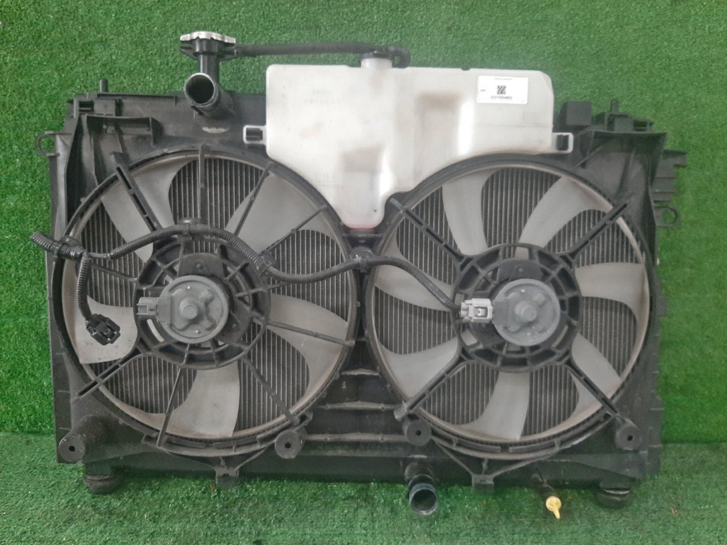 Радиатор основной TOYOTA NOAH, VOXY, ESQUIRE ZRR85W, ZRR80W, ZRR80G, ZRR85G 3ZR-FAE 4853 1 ракурс Радиатор основной TOYOTA NOAH, VOXY, ESQUIRE ZRR85W, ZRR80W, ZRR80G, ZRR85G 3ZR-FAE 4853 1 ракурс