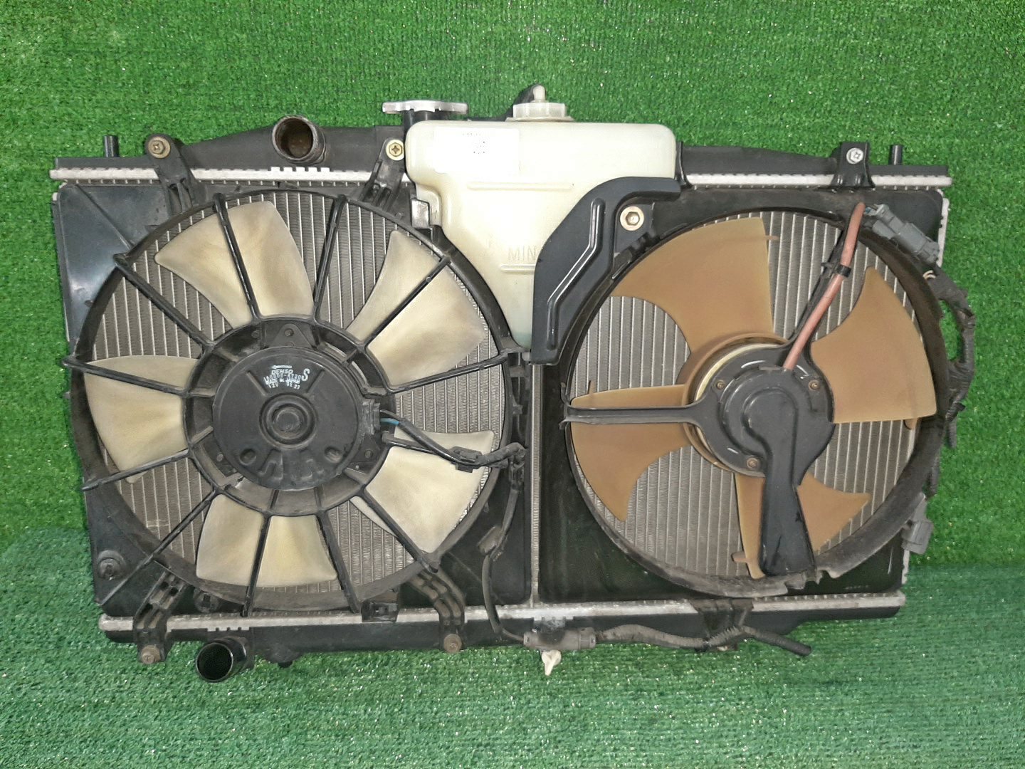 Радиатор основной HONDA INSPIRE UC1 J30A 4956 1 ракурс