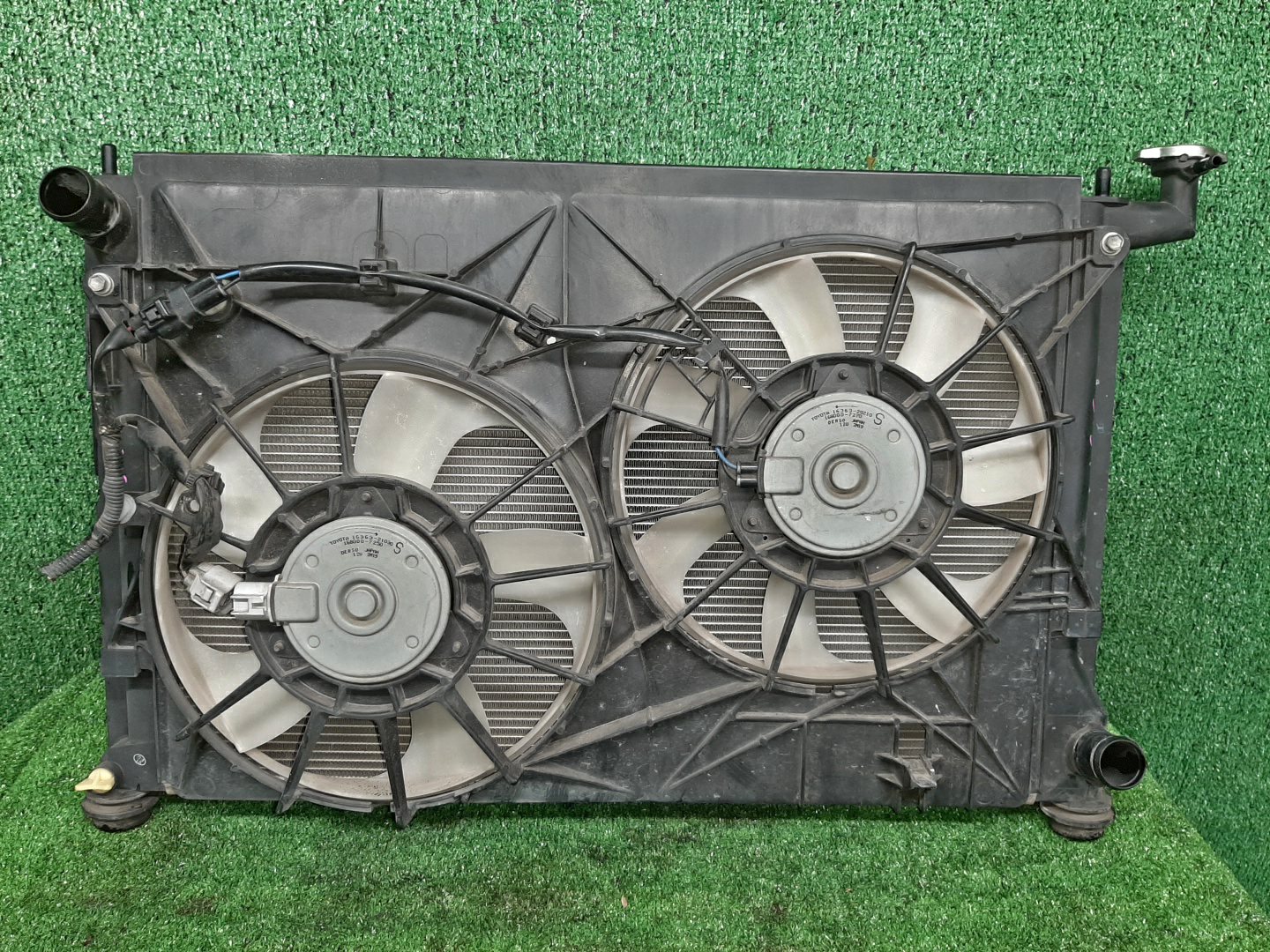 Радиатор основной TOYOTA ISIS ZNM10, ZNM10W, ANM10, ANM10W, ANM15, ANM15W, ZGM10, ZGM10W, ZGM11, ZGM11W, ZGM15, ZGM15W, ANM10G, ZGM10G, ANM15G, ZNM10G, ZGM11G, ZGM15G 2ZR-FAE 5137 1 ракурс