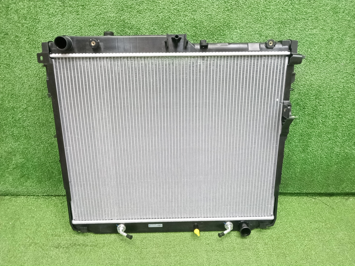 Радиатор основной TOYOTA LAND CRUISER FJA300W F33A-FTV PL013980 1 ракурс