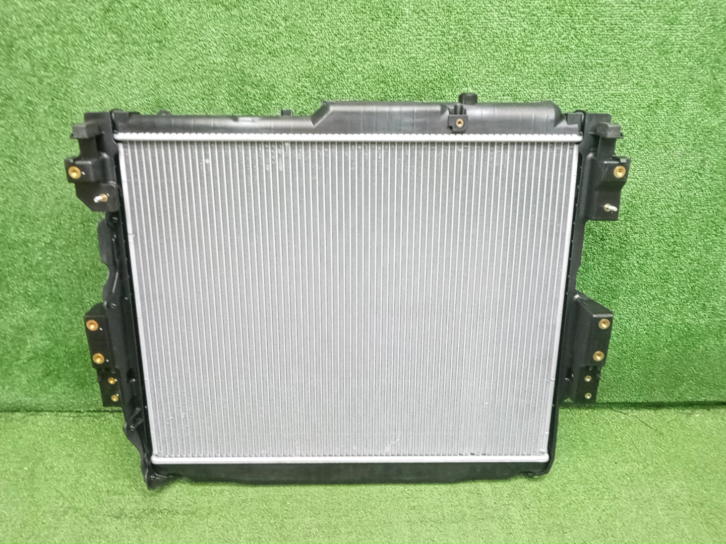 Радиатор основной TOYOTA LAND CRUISER FJA300W F33A-FTV PL013980 2 ракурс
