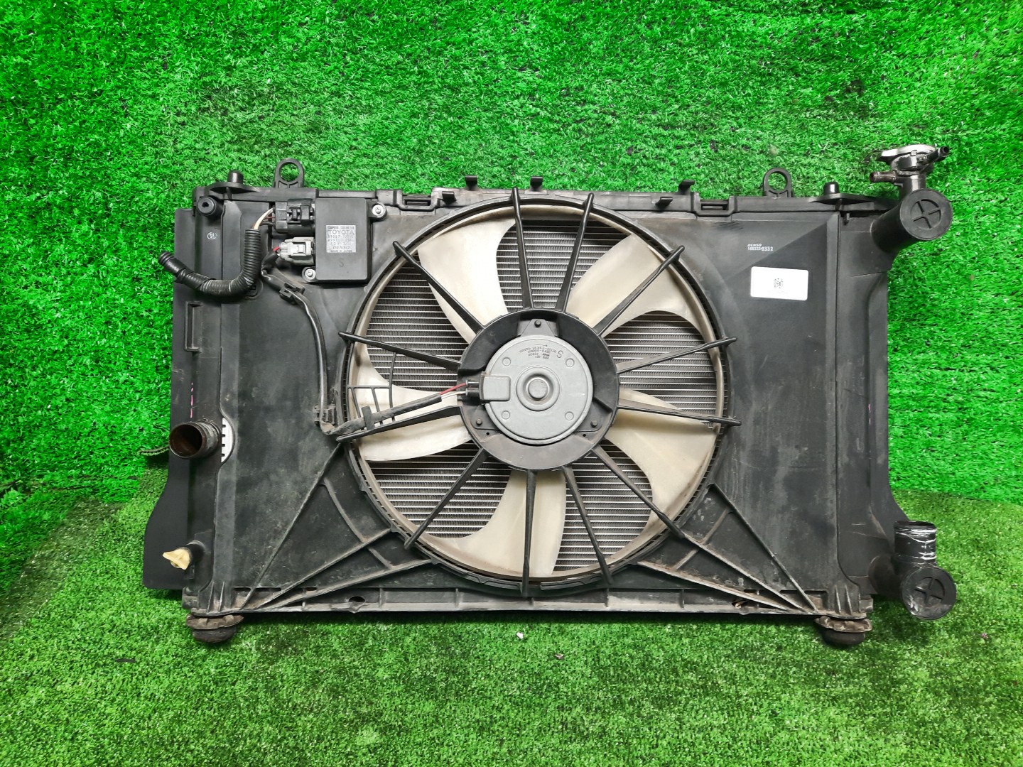 Радиатор основной TOYOTA AXIO, COROLLA FIELDER, COROLLA  AXIO, FIELDER NZE141, NZE144, ZRE142, ZRE144, ZRE144G, ZRE142G, NZE144G, NZE141G 1NZ-FE, 2ZR-FAE, 2ZR-FE 5221 1 ракурс