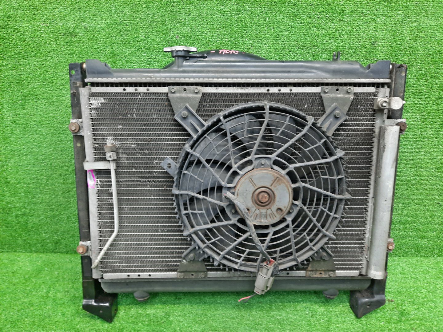 Радиатор основной SUZUKI GRAND ESCUDO TX92W H27A 5590 2 ракурс