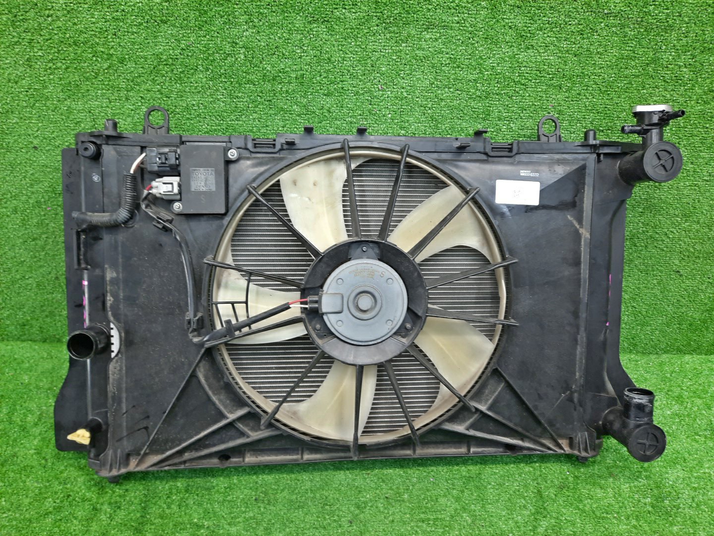 Радиатор основной TOYOTA AXIO, COROLLA FIELDER, COROLLA  AXIO, FIELDER NZE141, NZE144, ZRE142, ZRE144, ZRE144G, ZRE142G, NZE144G, NZE141G 1NZ-FE, 2ZR-FAE, 2ZR-FE 5604 2 ракурс