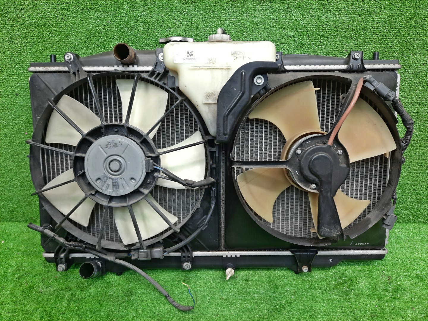 Радиатор основной HONDA INSPIRE UC1 J30A 5623 1 ракурс