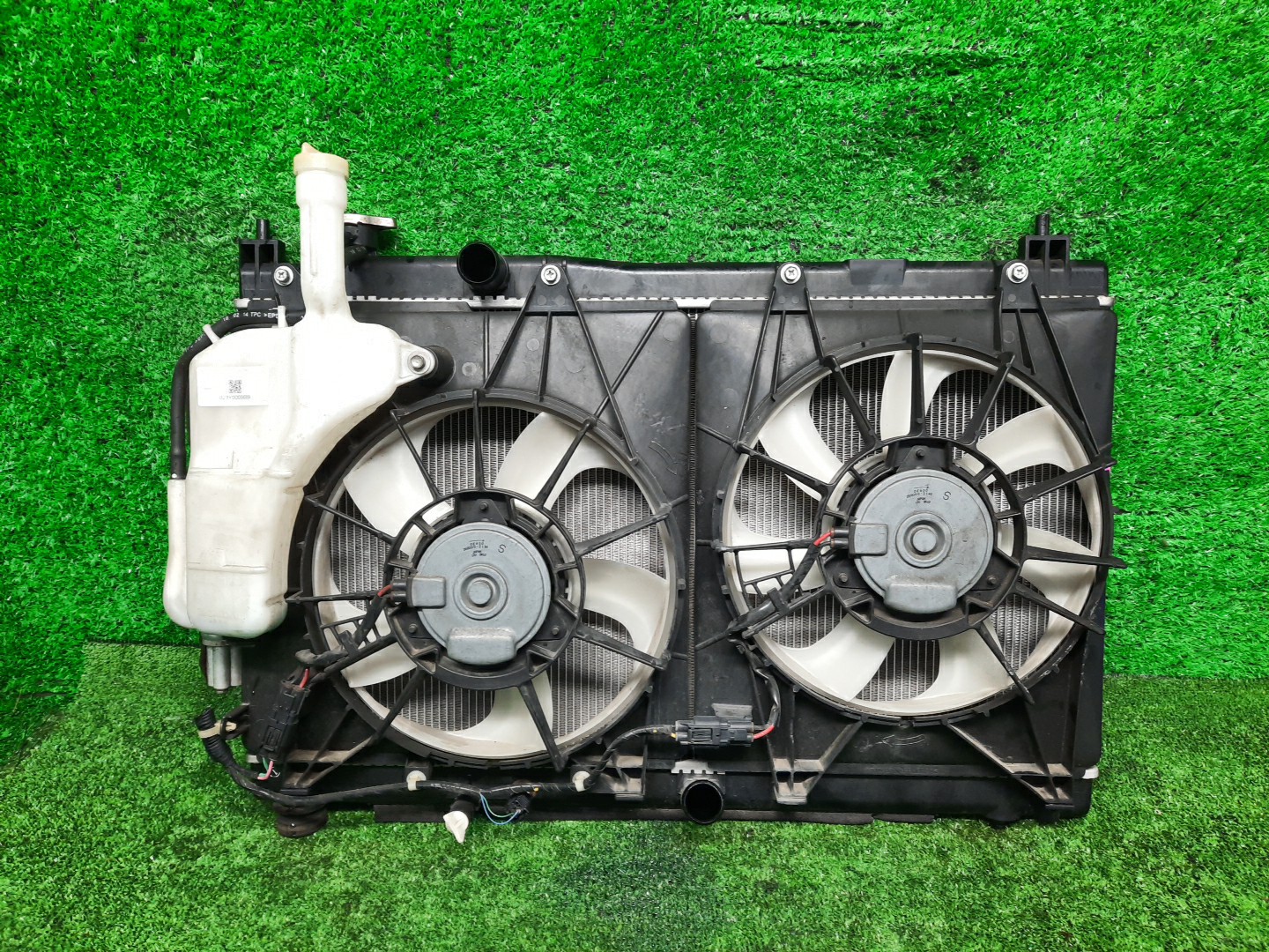 Радиатор основной HONDA FIT, SHUTTLE GP6, GP5, GP7, GP8 LEB 5689 1 ракурс