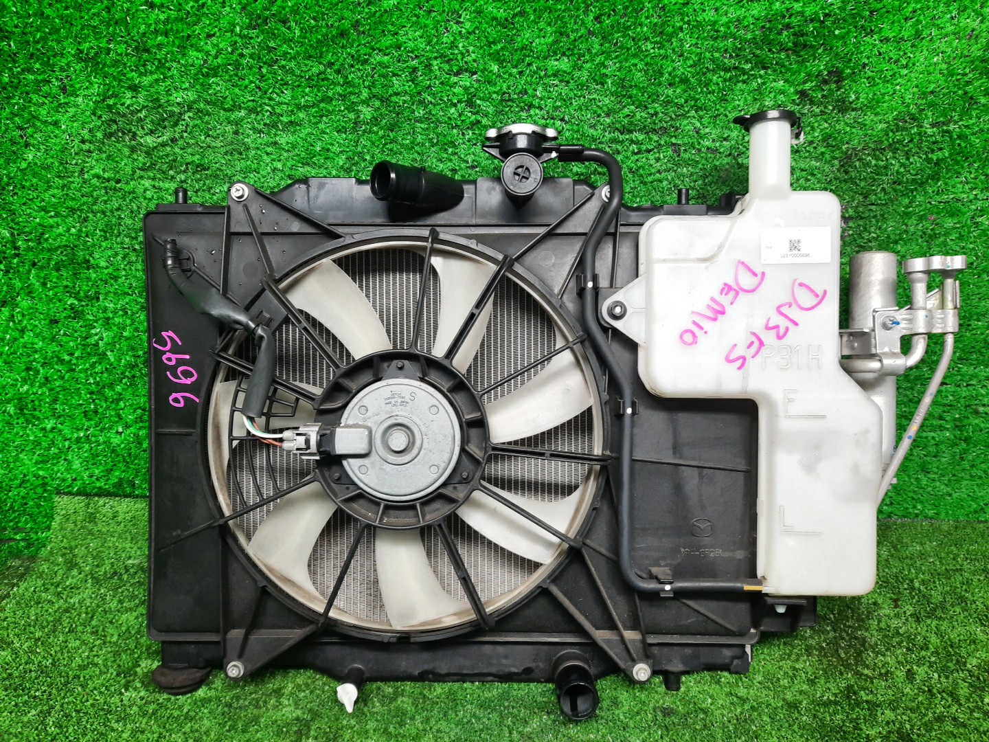 Радиатор основной MAZDA DEMIO DJ5AS, DJ3FS, DJ3AS, DJLFS, DJ5FS, DJLAS P3-VPS 5696 1 ракурс Радиатор основной MAZDA DEMIO DJ5AS, DJ3FS, DJ3AS, DJLFS, DJ5FS, DJLAS P3-VPS 5696 1 ракурс