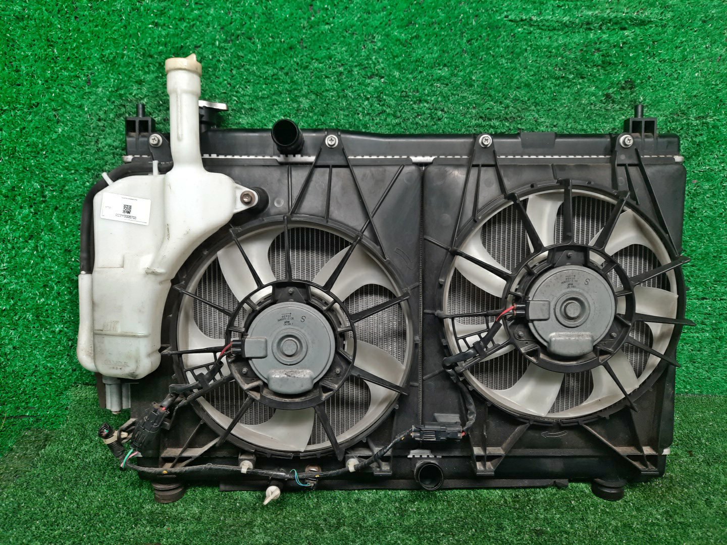Радиатор основной HONDA FIT, SHUTTLE GP6, GP5, GP7, GP8 LEB 5703 1 ракурс