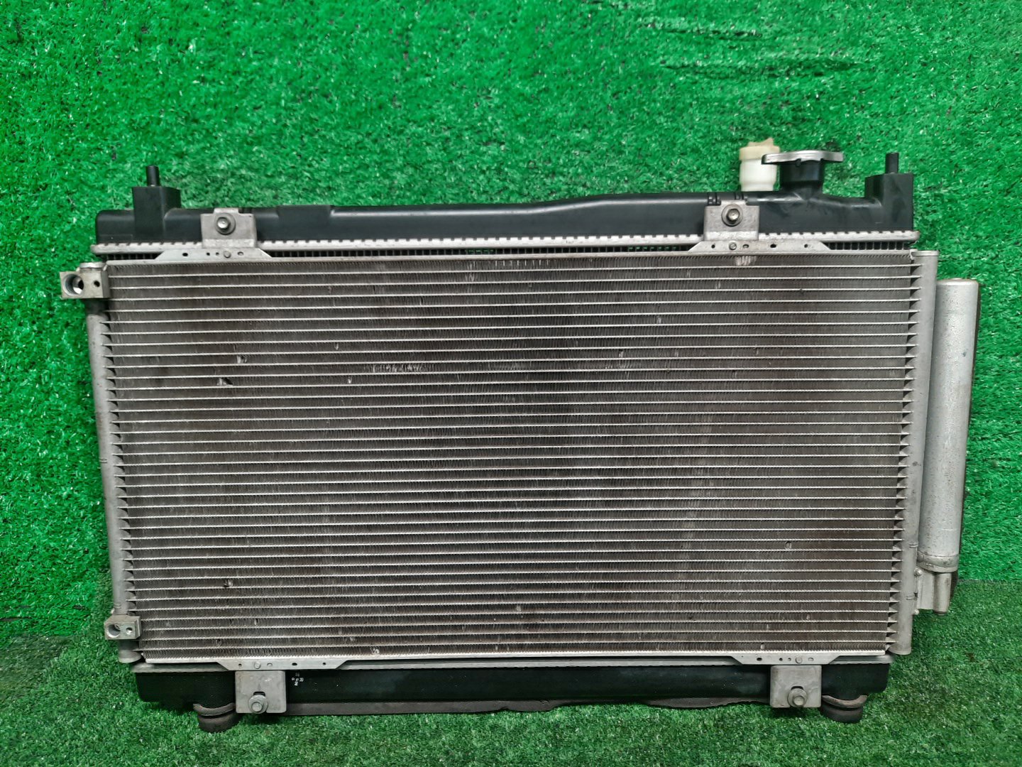 Радиатор основной HONDA FIT, SHUTTLE GP6, GP5, GP7, GP8 LEB 5711 2 ракурс