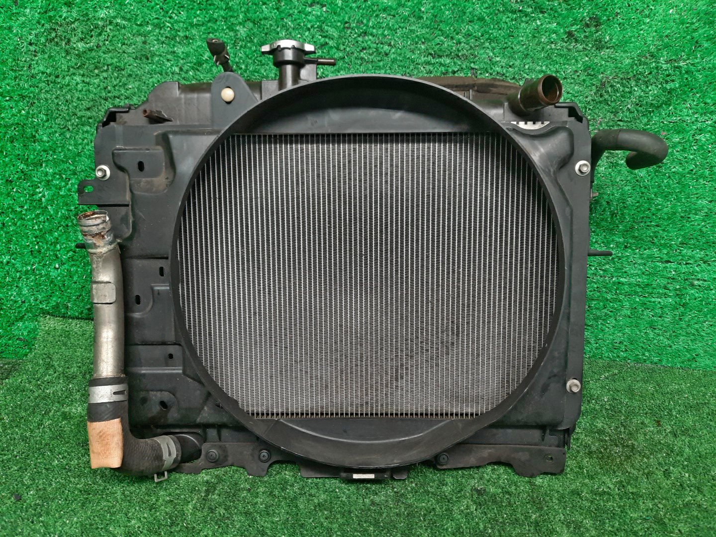 Радиатор основной MAZDA DELICA, BONGO, VANETTE SKP2TM, SKP2VM, SLP2T, SKP2V, SKP2T, SLP2V, SKP2VN, SKP2TN L8 5721 1 ракурс Радиатор основной MAZDA DELICA, BONGO, VANETTE SKP2TM, SKP2VM, SLP2T, SKP2V, SKP2T, SLP2V, SKP2VN, SKP2TN L8 5721 1 ракурс