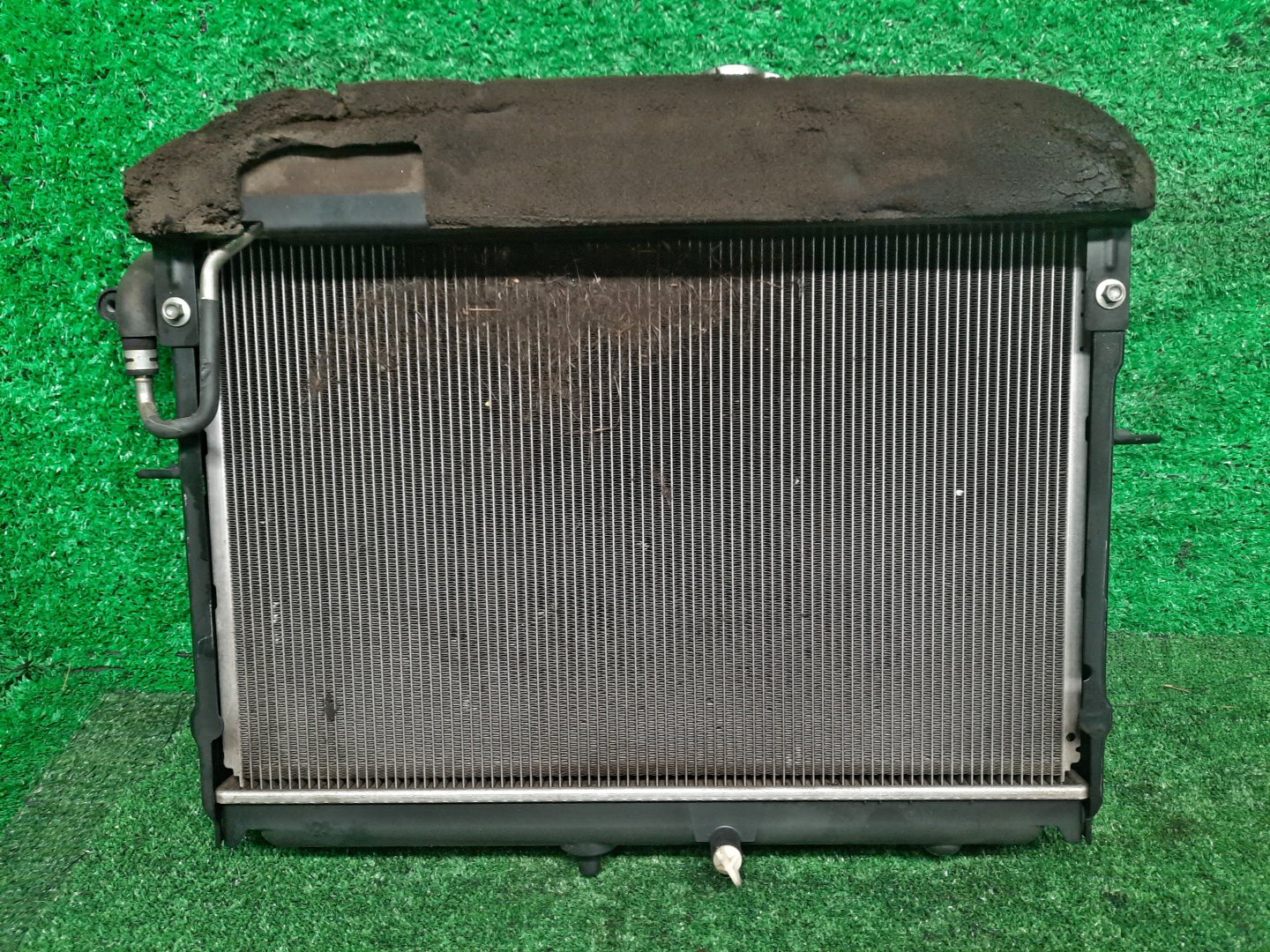 Радиатор основной MAZDA DELICA, BONGO, VANETTE SKP2TM, SKP2VM, SLP2T, SKP2V, SKP2T, SLP2V, SKP2VN, SKP2TN L8 5721 2 ракурс Радиатор основной MAZDA DELICA, BONGO, VANETTE SKP2TM, SKP2VM, SLP2T, SKP2V, SKP2T, SLP2V, SKP2VN, SKP2TN L8 5721 2 ракурс