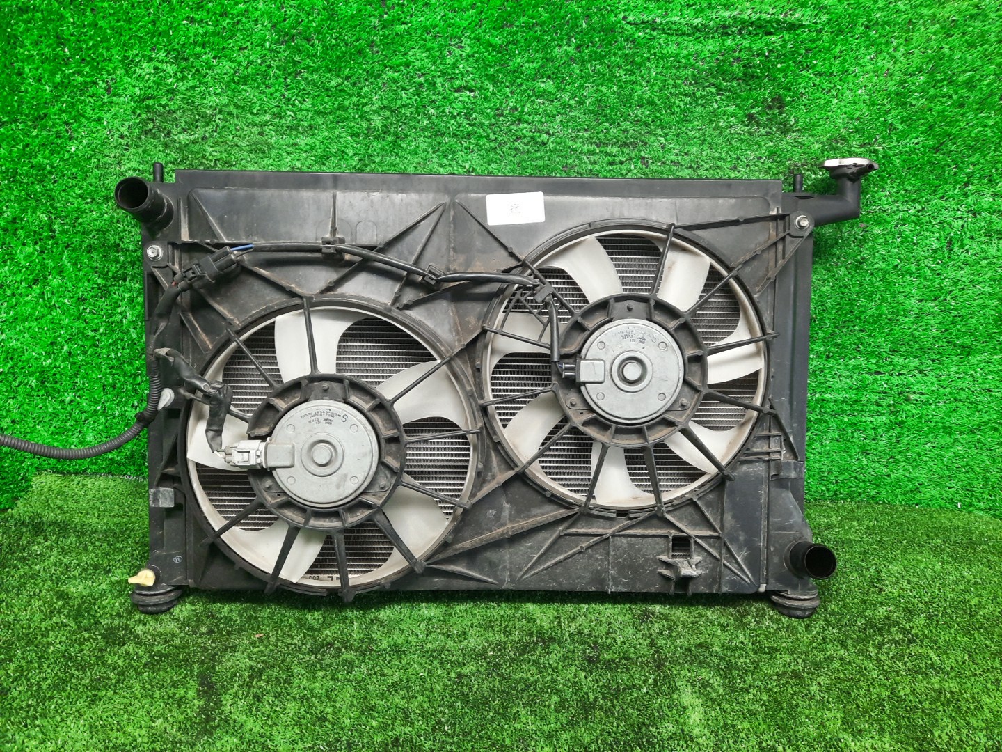 Радиатор основной TOYOTA ISIS ZNM10, ZNM10W, ANM10, ANM10W, ANM15, ANM15W, ZGM10, ZGM10W, ZGM11, ZGM11W, ZGM15, ZGM15W, ANM10G, ZGM10G, ANM15G, ZNM10G, ZGM11G, ZGM15G 2ZR-FAE 5756 1 ракурс
