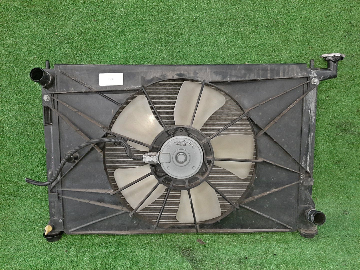 Радиатор основной TOYOTA ISIS ZNM10, ZNM10W, ANM10, ANM10W, ANM15, ANM15W, ZGM10, ZGM10W, ZGM11, ZGM11W, ZGM15, ZGM15W, ANM10G, ZGM10G, ANM15G, ZNM10G, ZGM11G, ZGM15G 1ZZ-FE 5817 1 ракурс