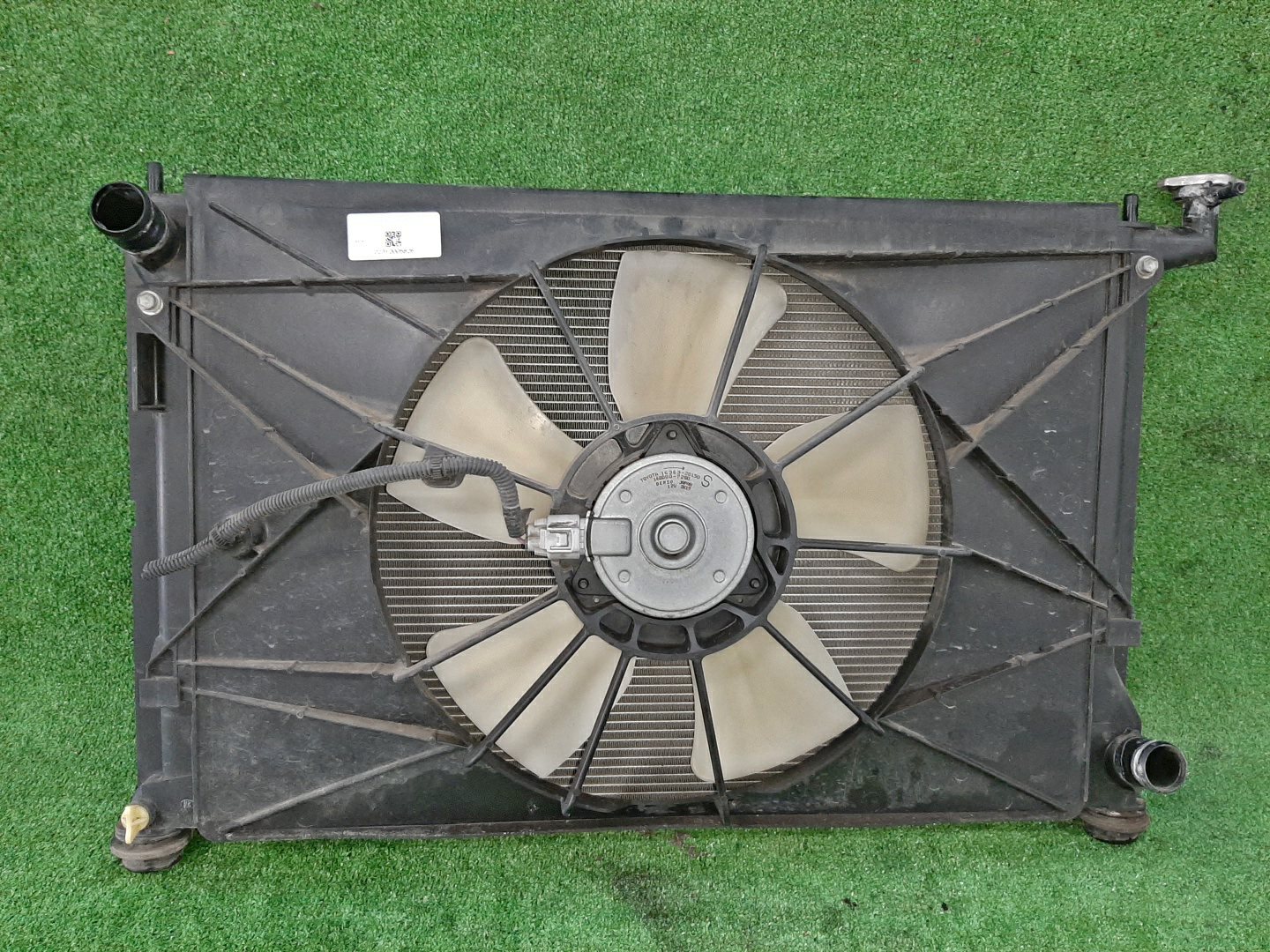Радиатор основной TOYOTA ISIS ZNM10, ZNM10W, ANM10, ANM10W, ANM15, ANM15W, ZGM10, ZGM10W, ZGM11, ZGM11W, ZGM15, ZGM15W, ANM10G, ZGM10G, ANM15G, ZNM10G, ZGM11G, ZGM15G 1ZZ-FE 5826 1 ракурс