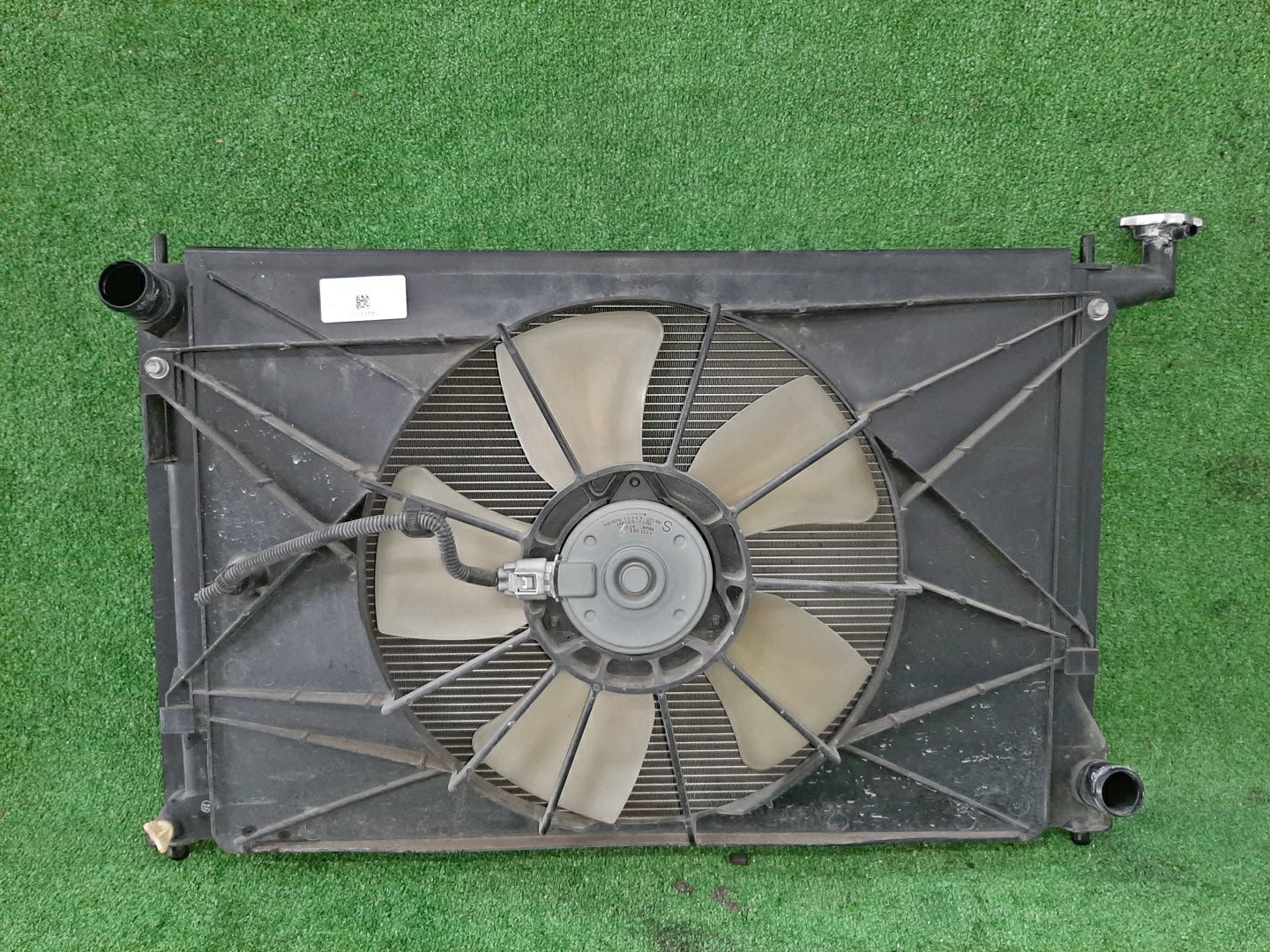 Радиатор основной TOYOTA ISIS ZNM10, ZNM10W, ANM10, ANM10W, ANM15, ANM15W, ZGM10, ZGM10W, ZGM11, ZGM11W, ZGM15, ZGM15W, ANM10G, ZGM10G, ANM15G, ZNM10G, ZGM11G, ZGM15G 1ZZ-FE 5827 1 ракурс