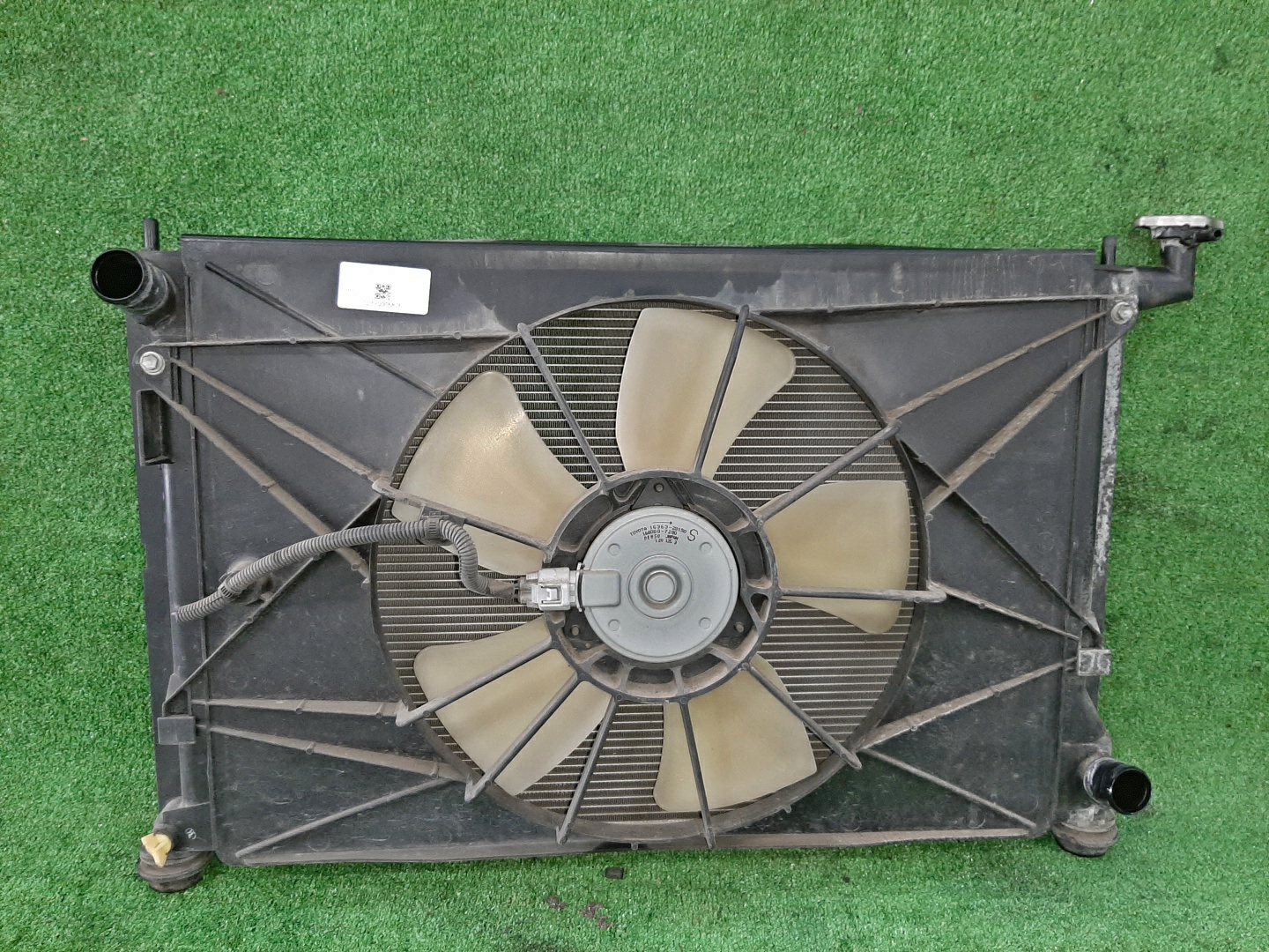 Радиатор основной TOYOTA ISIS ZNM10, ZNM10W, ANM10, ANM10W, ANM15, ANM15W, ZGM10, ZGM10W, ZGM11, ZGM11W, ZGM15, ZGM15W, ANM10G, ZGM10G, ANM15G, ZNM10G, ZGM11G, ZGM15G 1ZZ-FE 5828 1 ракурс