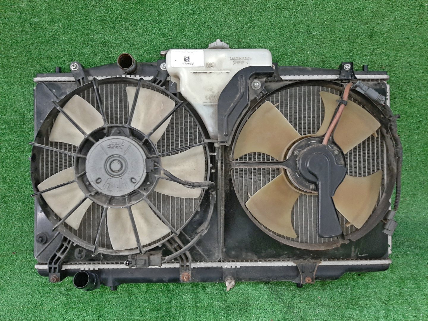 Радиатор основной HONDA INSPIRE UC1 J30A 5848 1 ракурс