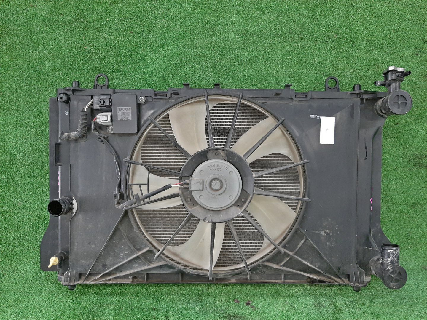 Радиатор основной TOYOTA AXIO, COROLLA FIELDER, COROLLA  AXIO, FIELDER NZE141, NZE144, ZRE142, ZRE144, ZRE144G, ZRE142G, NZE144G, NZE141G 1NZ-FE, 2ZR-FE, 2ZR-FAE 5865 1 ракурс