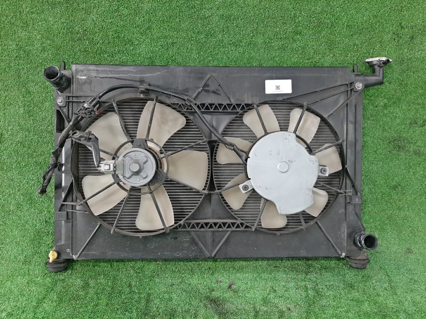 Радиатор основной TOYOTA ISIS ZNM10, ZNM10W, ANM10, ANM10W, ANM15, ANM15W, ZGM10, ZGM10W, ZGM11, ZGM11W, ZGM15, ZGM15W, ANM10G, ZGM10G, ANM15G, ZNM10G, ZGM11G, ZGM15G 1AZ-FSE 5915 1 ракурс