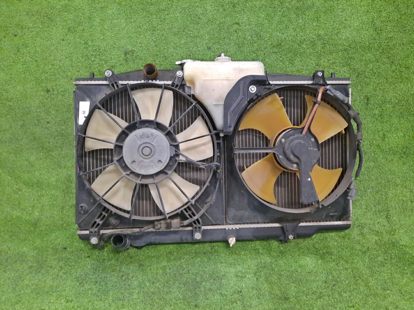 Радиатор основной HONDA INSPIRE UC1 J30A 6112 2 ракурс