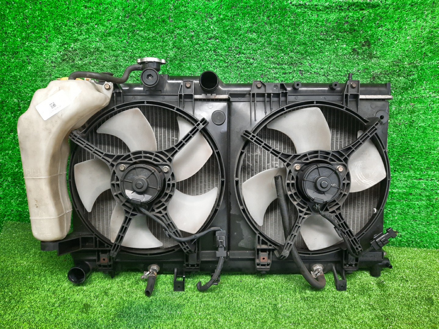 Радиатор основной SUBARU LEGACY BE5, BH5, BE9 EJ204 6249 1 ракурс