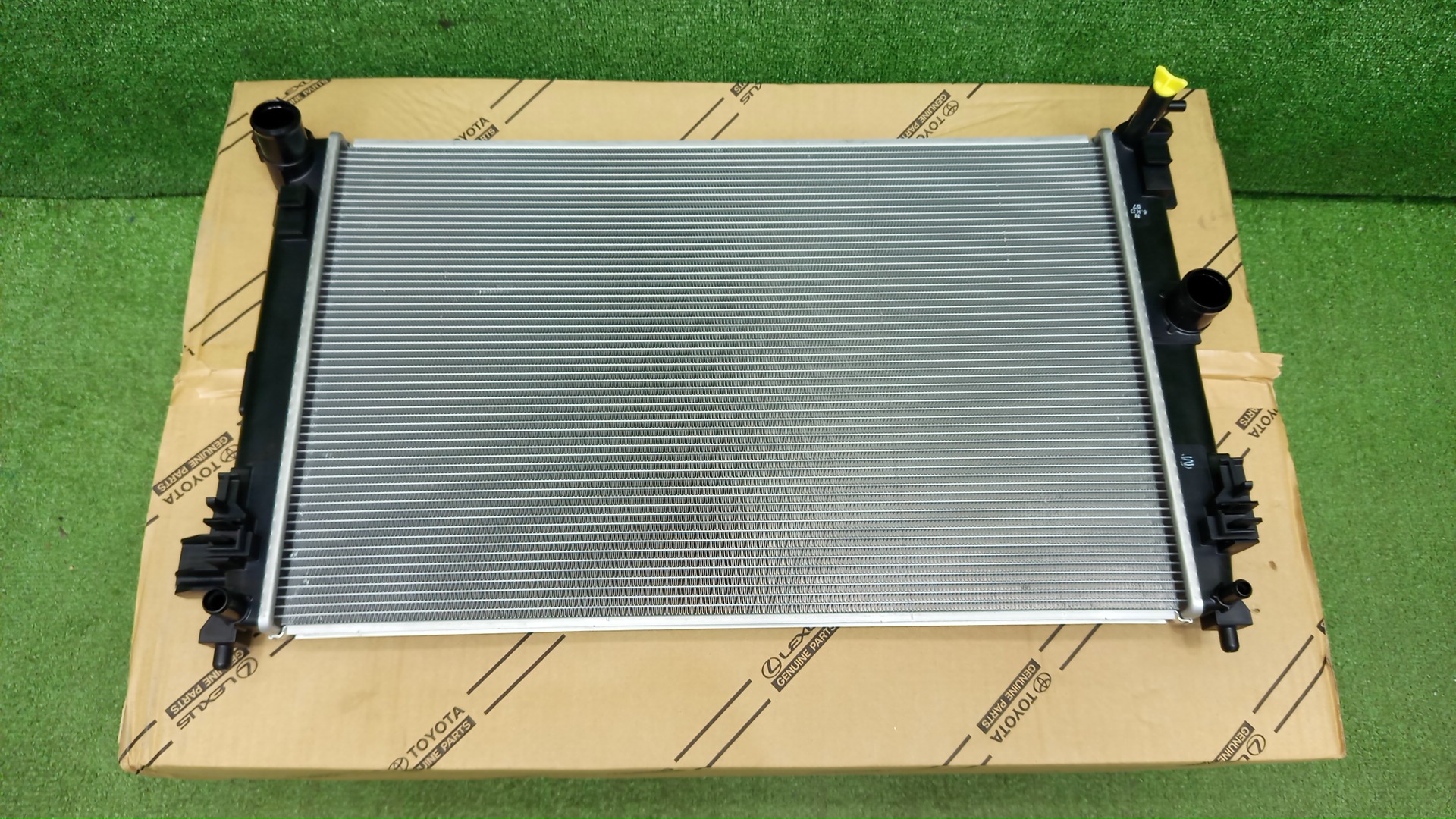 Радиатор основной TOYOTA COROLLA ZRE212W 2ZR-FAE 16400-37400 1 ракурс Радиатор основной TOYOTA COROLLA ZRE212W 2ZR-FAE 16400-37400 1 ракурс