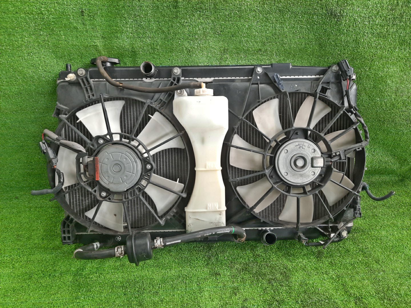 Радиатор основной HONDA FIT SHUTTLE GP2 LDA 6458 1 ракурс
