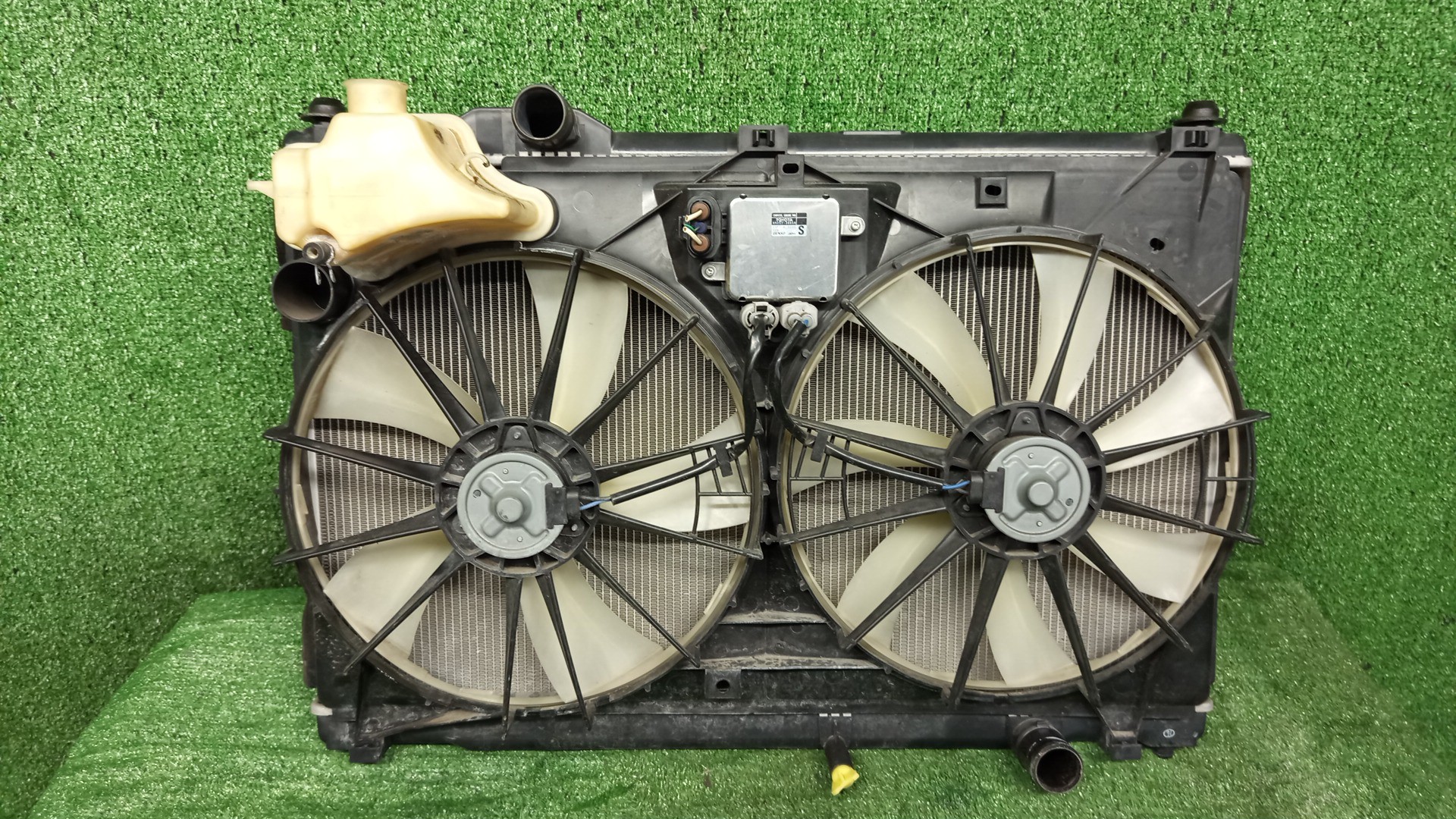 Радиатор основной TOYOTA CROWN GRS182, GRS180, GRS181, GRS183, GRS184 4GR-FSE 6527 1 ракурс