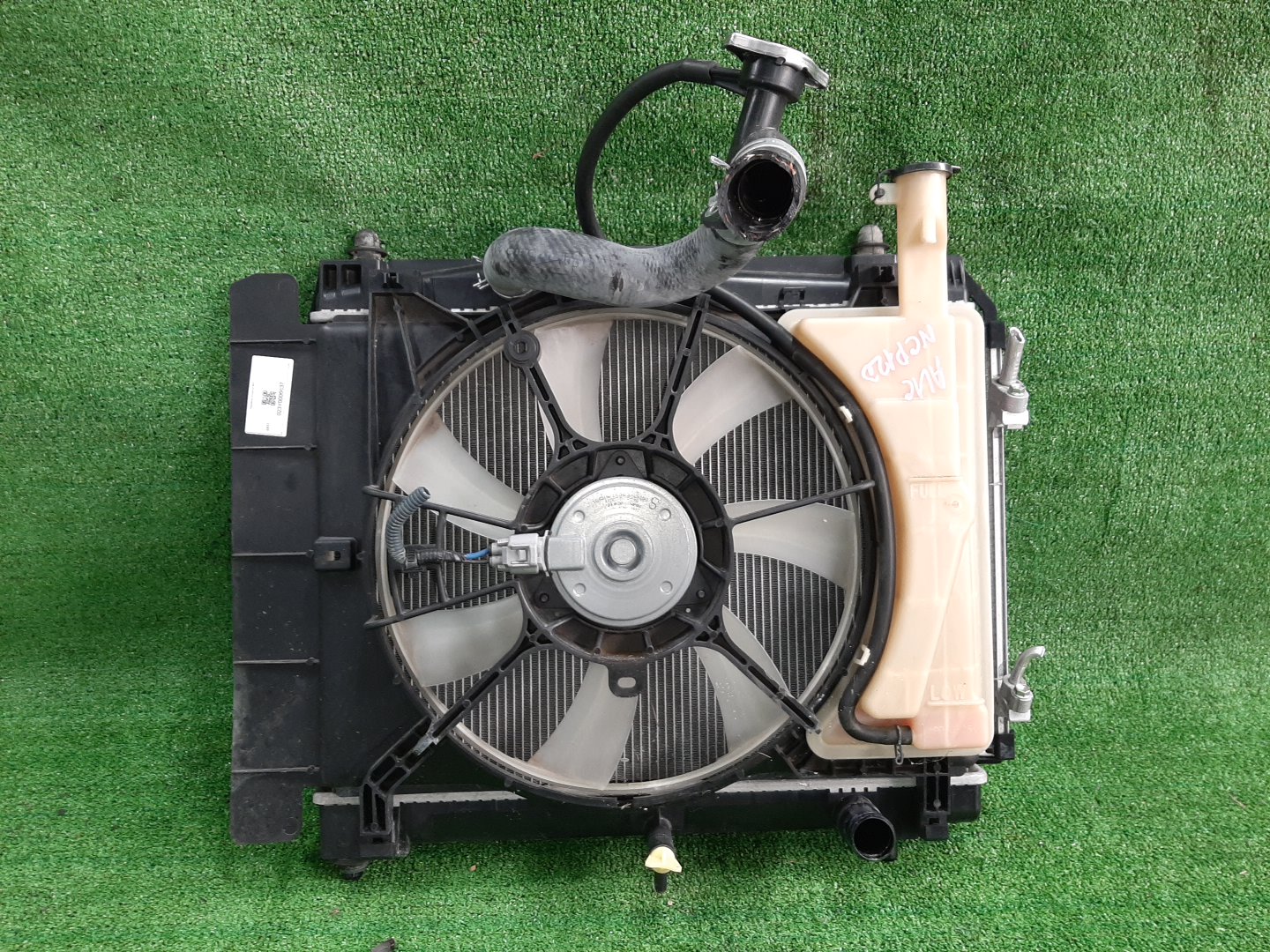 Радиатор основной TOYOTA RACTIS, TREZIA NCP120, NCP122, NCP125, NSP120, NSP122 1NZ-FE 6637 1 ракурс