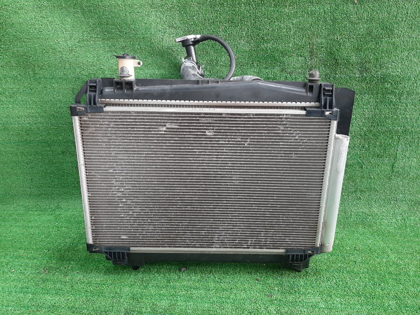 Радиатор основной TOYOTA RACTIS, TREZIA NCP120, NCP122, NCP125, NSP120, NSP122 1NZ-FE 6637 2 ракурс