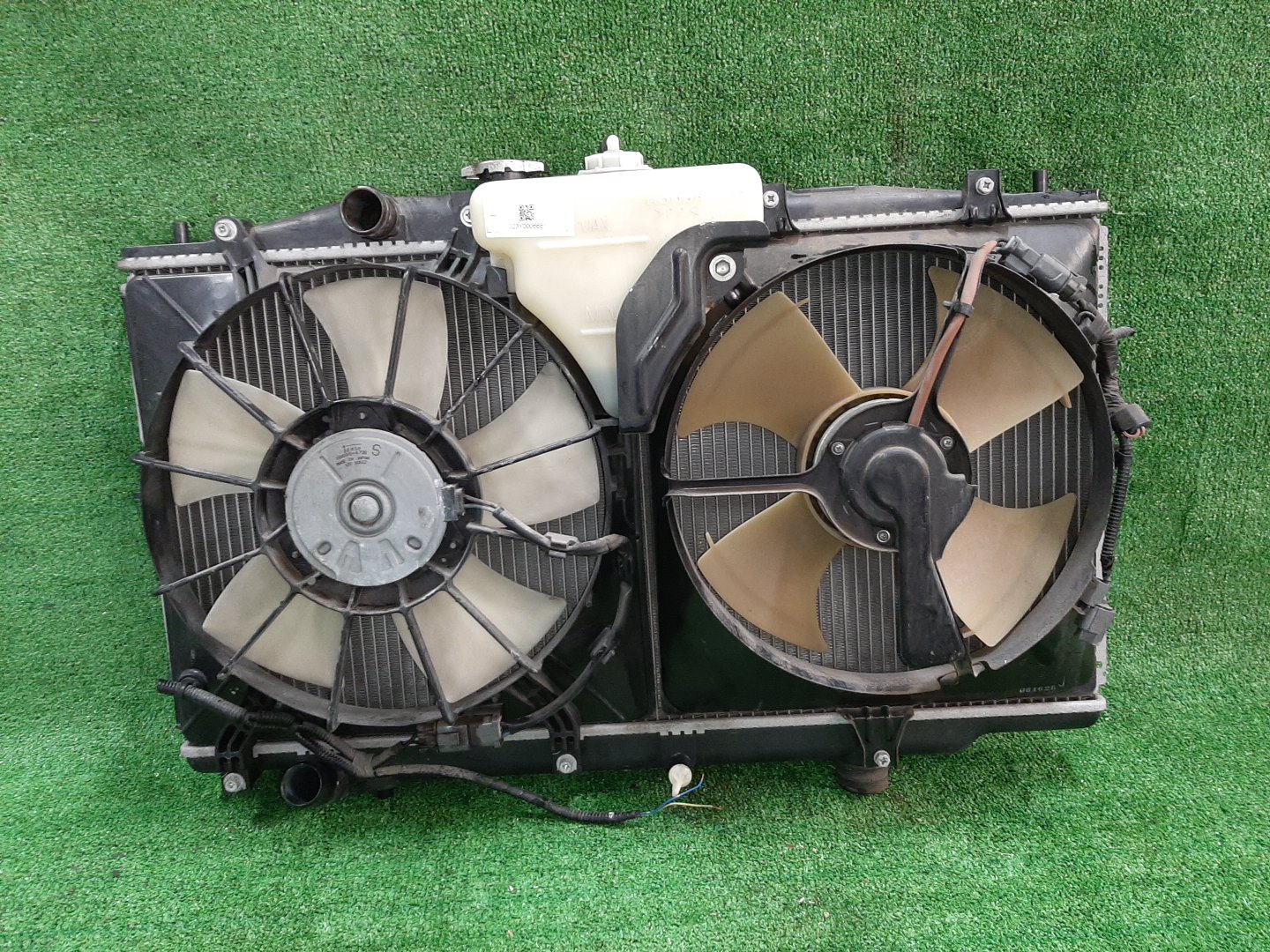Радиатор основной HONDA INSPIRE UC1 J30A 6681 1 ракурс