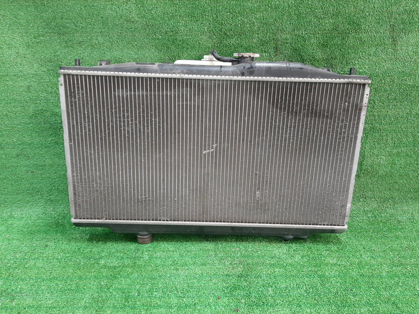 Радиатор основной HONDA INSPIRE UC1 J30A 6681 2 ракурс