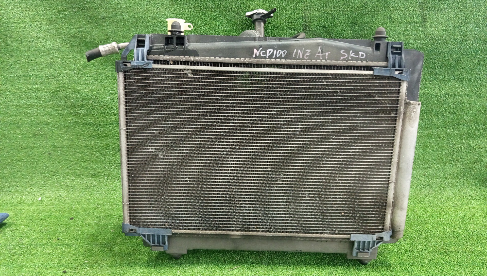 Радиатор основной TOYOTA RACTIS NCP100 1NZ-FE 6709 2 ракурс