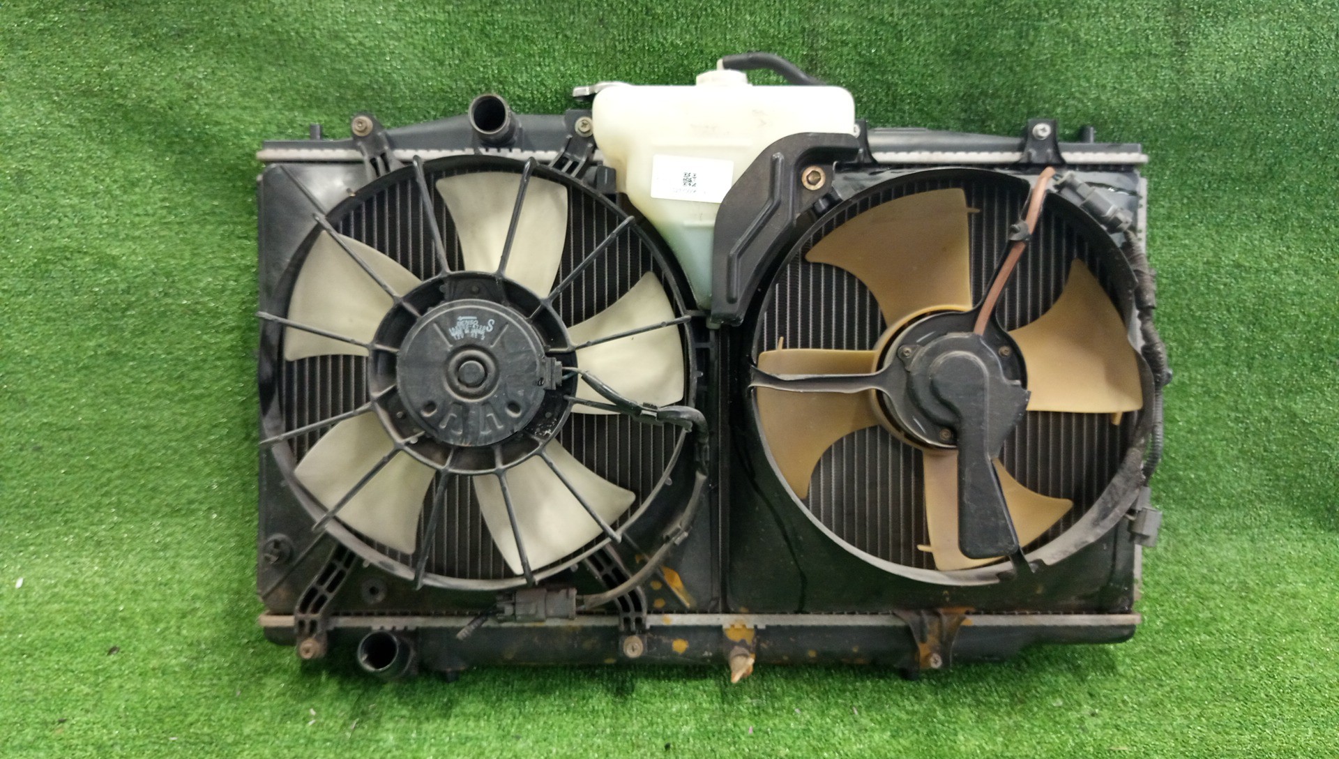Радиатор основной HONDA INSPIRE UC1 J30A 6714 1 ракурс