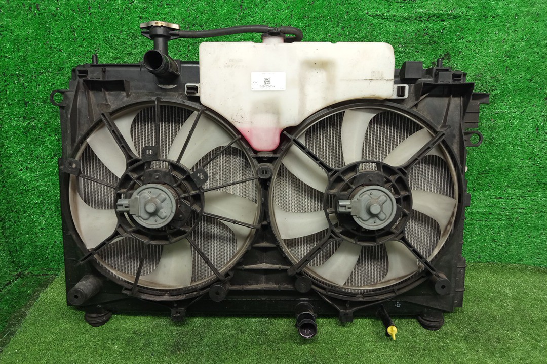 Радиатор основной TOYOTA NOAH, VOXY, ESQUIRE ZRR85W, ZRR80W, ZRR80G, ZRR85G 3ZR-FAE 6764 1 ракурс