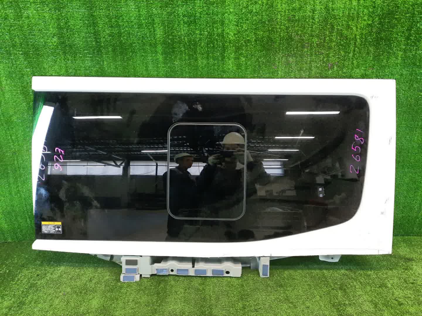 Стекло двери правое заднее NISSAN CARAVAN E26 1 ракурс