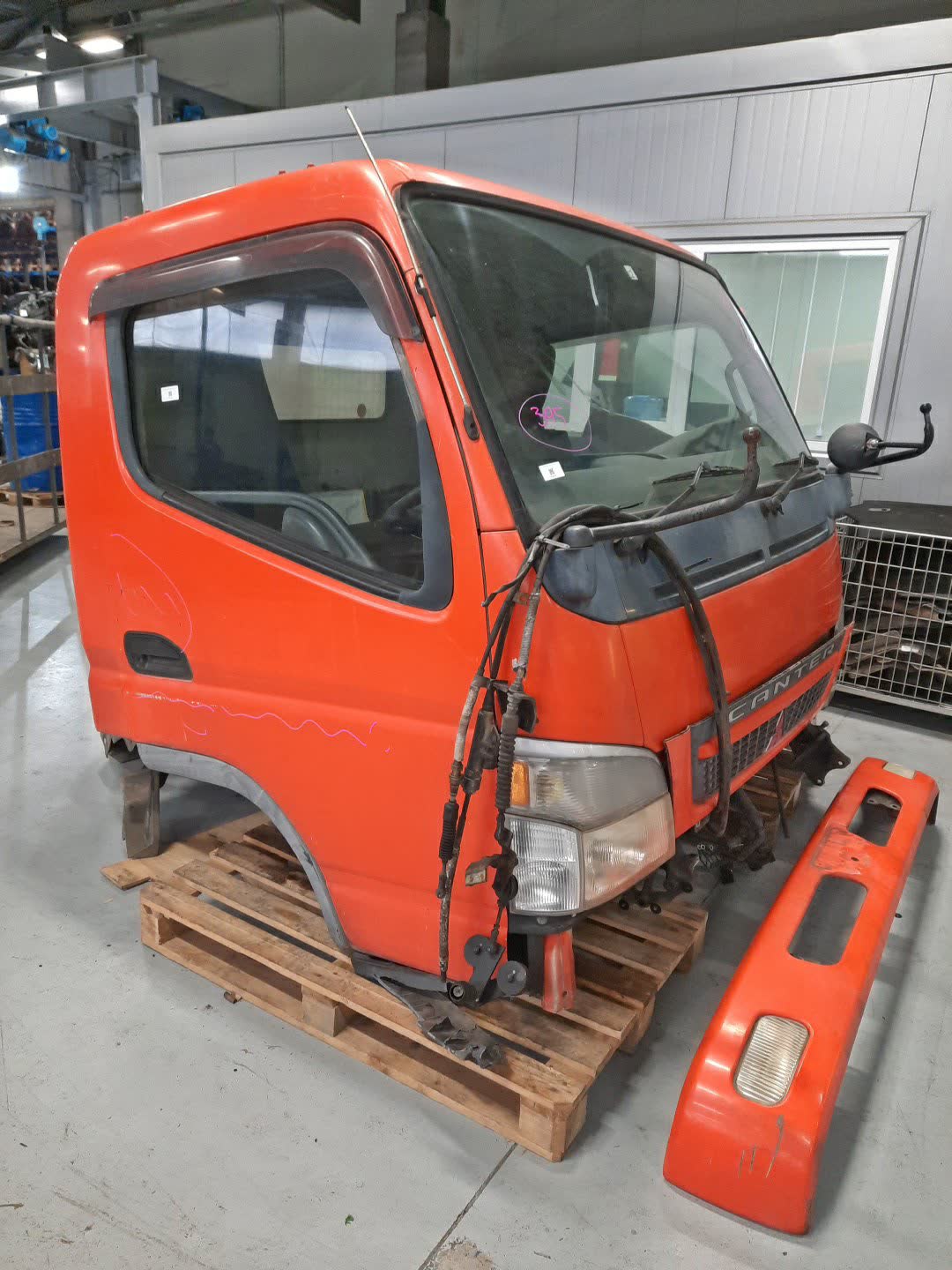 Кабина MITSUBISHI CANTER FE83E 4M51 395 2 ракурс
