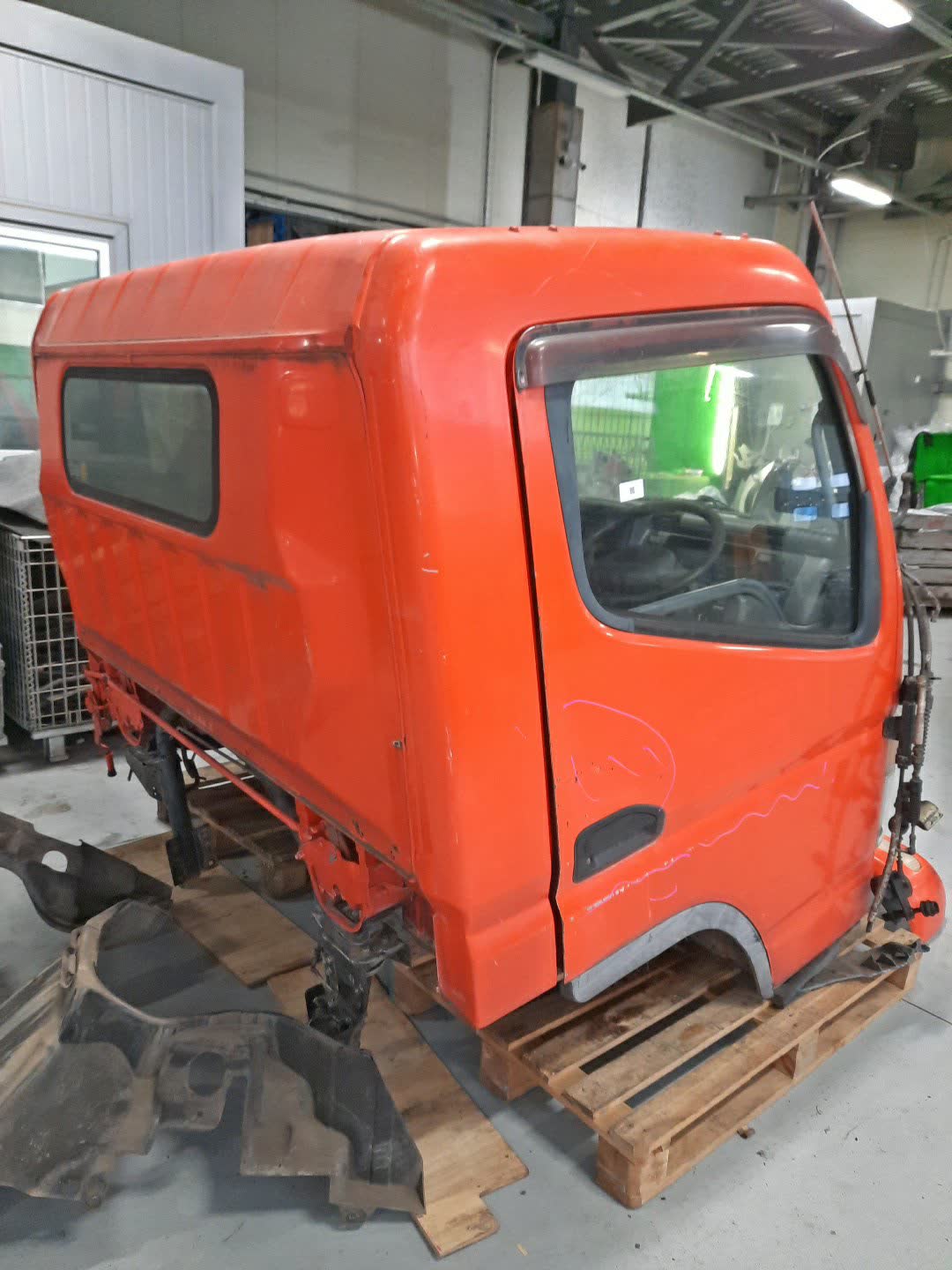 Кабина MITSUBISHI CANTER FE83E 4M51 395 3 ракурс